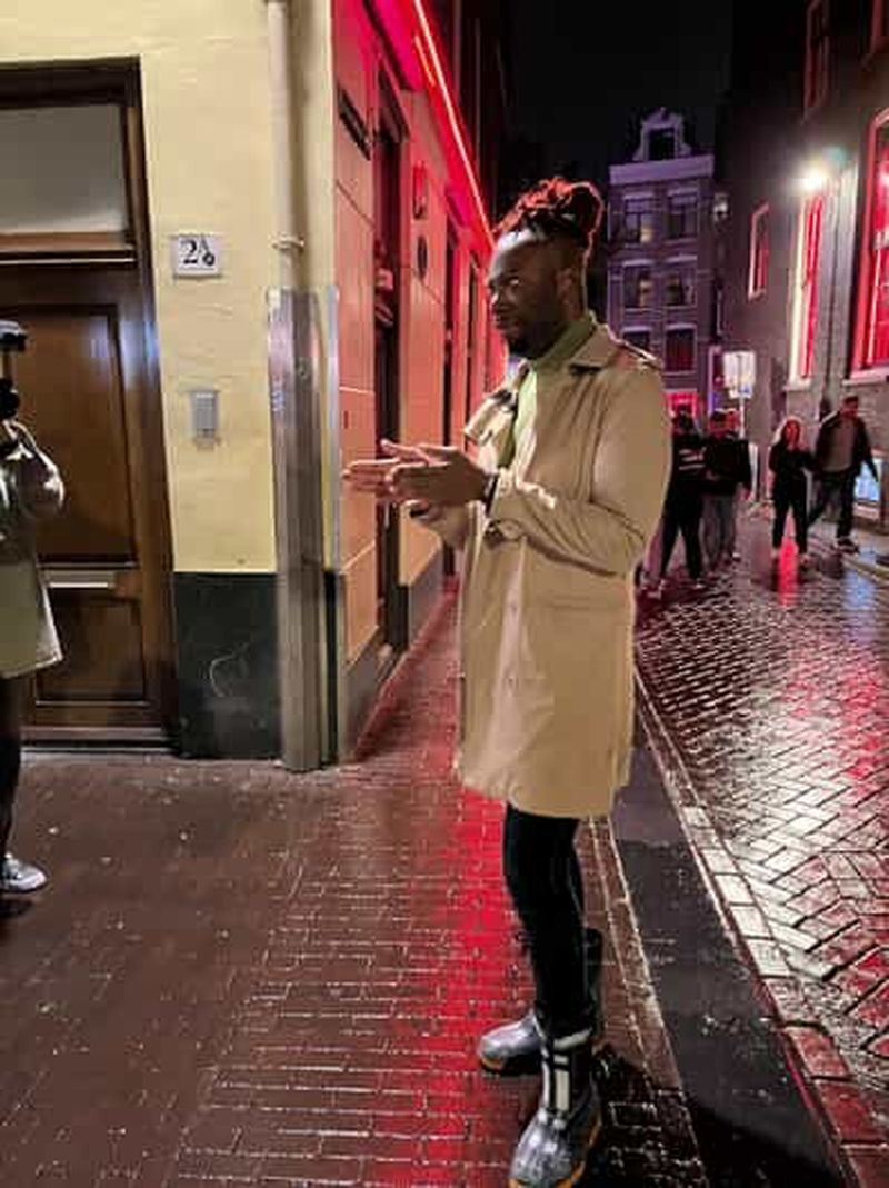 Amsterdam après la tombée de la nuit : odyssée du cannabis sous un ciel rouge