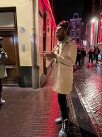 Amsterdam après la tombée de la nuit : odyssée du cannabis sous un ciel rouge