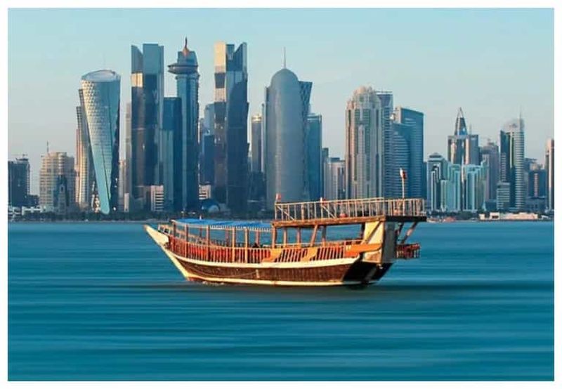Doha : Croisière nocturne en boutre avec Box Park, Corniche & Pearl