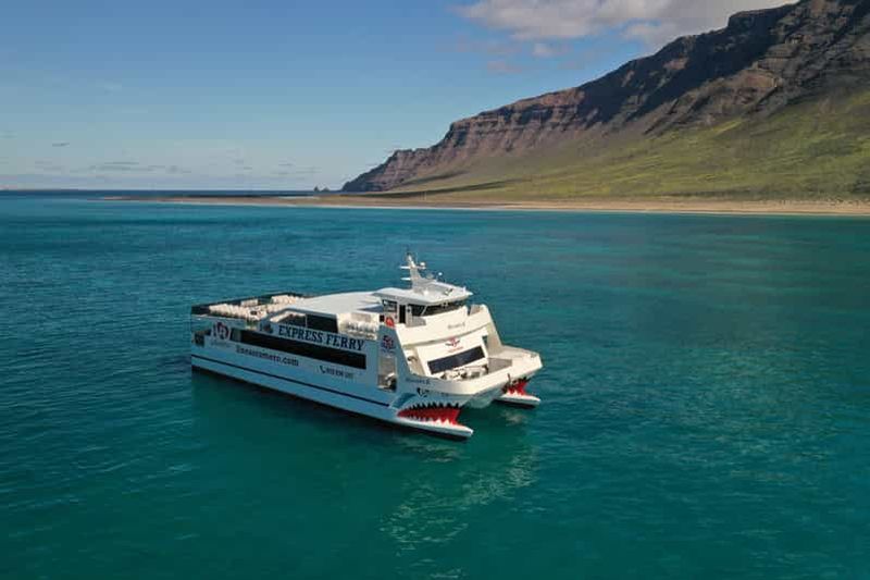 Lanzarote : Ferry vers La Graciosa avec Wi-Fi (parking gratuit)