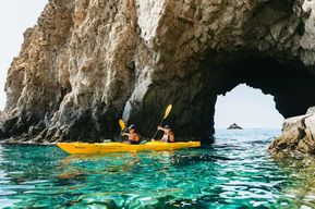 Milos : Excursion en kayak sur les plages de Tsigrado et Gerakas