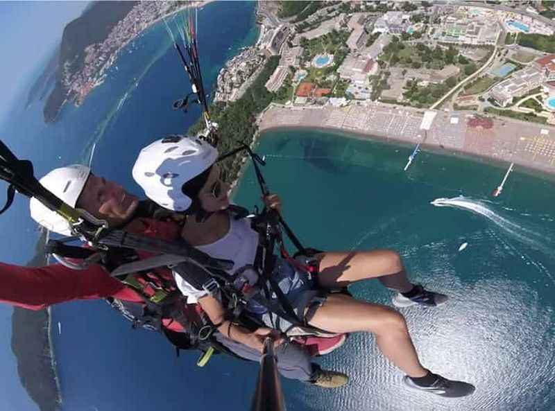 Parapente en tandem à Budva avec des pilotes experts / Tout compris