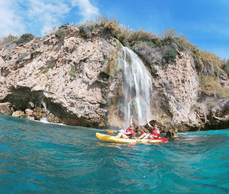 Nerja : visite guidée en kayak des falaises de Nerja et de la cascade de Maro