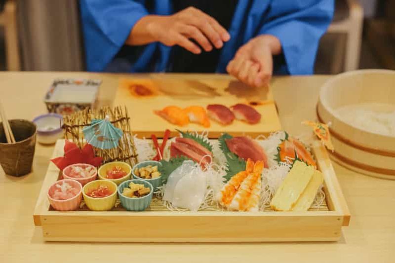 Tokyo : cours de préparation de sushis en veste happi près d'un site célèbre
