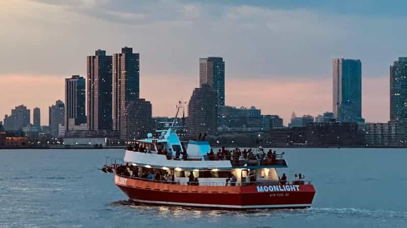 Croisière touristique : lumières de la ville et musique