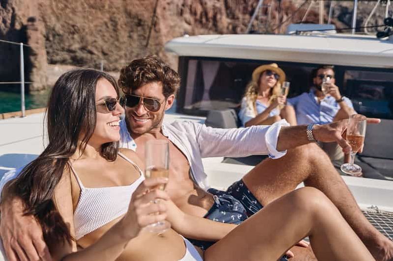 Santorin : croisière de luxe en catamaran dans la caldeira avec repas et boissons