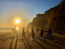 Yoga au coucher du soleil sur la belle plage de Lagos par el Sol Lifestyle