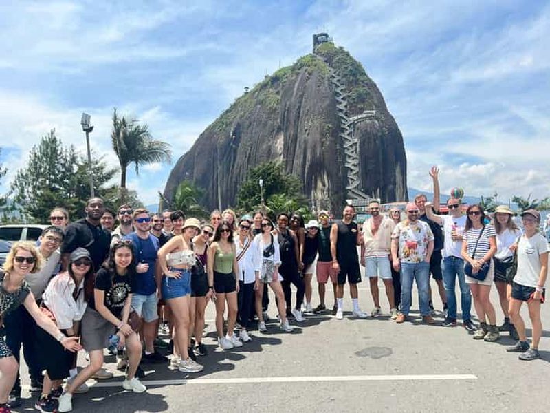 Medellin : visite de Guatapé, déjeuner, croisière et Piedra del Peñol