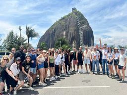Medellin : visite de Guatapé, déjeuner, croisière et Piedra del Peñol