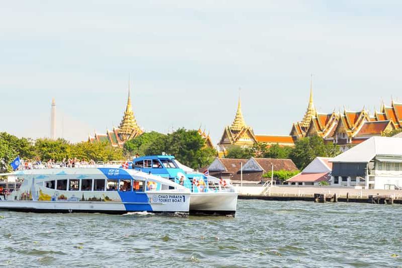 Bangkok : bateau à arrêts multiples sur le fleuve Chao Phraya
