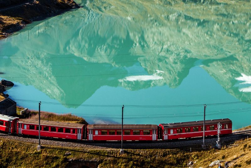 Depuis Saint-Moritz : train rouge de la Bernina avec dégustation de vins