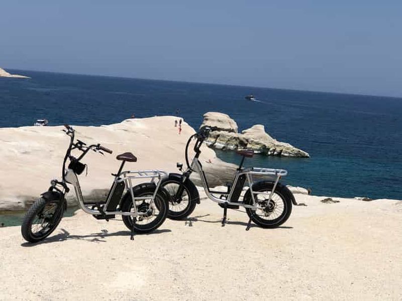 Milos : Excursion d'une demi-journée en vélo électrique avec la plage de Sarakiniko