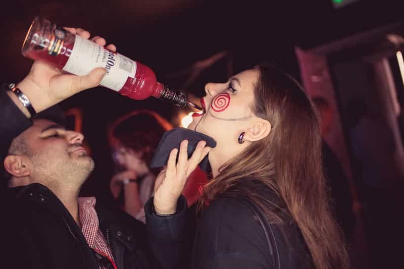 Tournée des bars GRATUITE avec 1 heure de open bar et clubs en OPTION