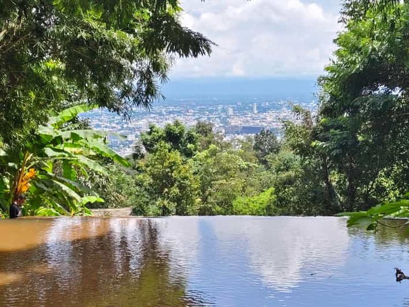 Temple de Doi Suthep et Wat Phalat/Chants des moines en soirée.