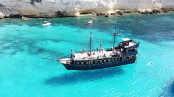 Lampedusa : Tour en bateau des pirates avec déjeuner et musique