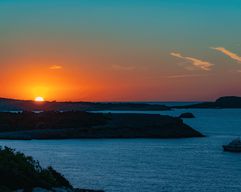 Ibiza : tour en bateau au coucher du soleil avec sports nautiques, open bar et tapas