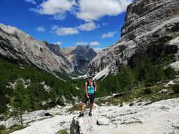 Explorez les Dolomites, une journée de randonnée en montagne
