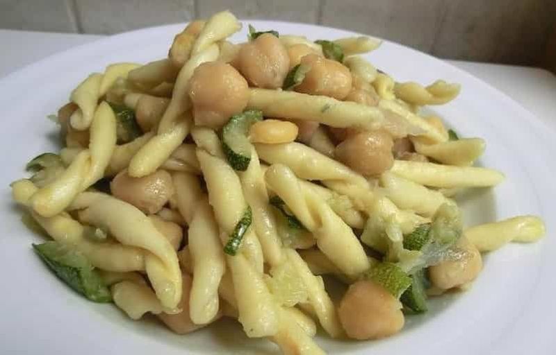 Bari : Cours de cuisine familiale - Préparer des Cavatelli et des Capunti avec du vin