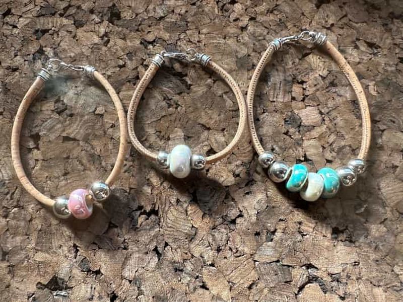 Atelier collier, bracelet, broche et porte-clés en liège