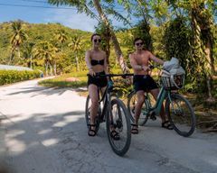 Au départ de Praslin : Excursion en bateau à La Digue avec location de vélo