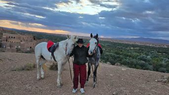Promenade à cheval dans la vallée des Roses avec vue sur le coucher de soleil