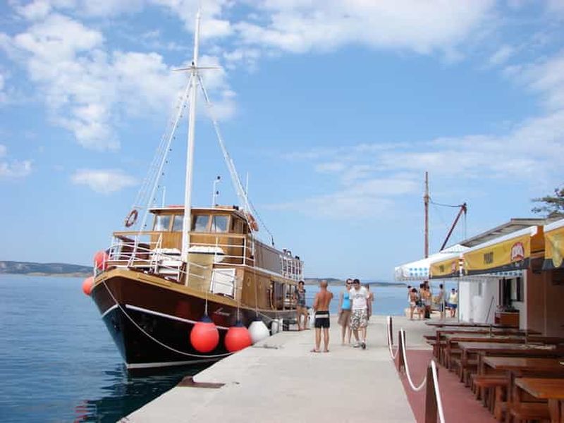 Au départ de Baška : excursion d'une journée sur une île à bord d'un bateau traditionnel avec déjeuner