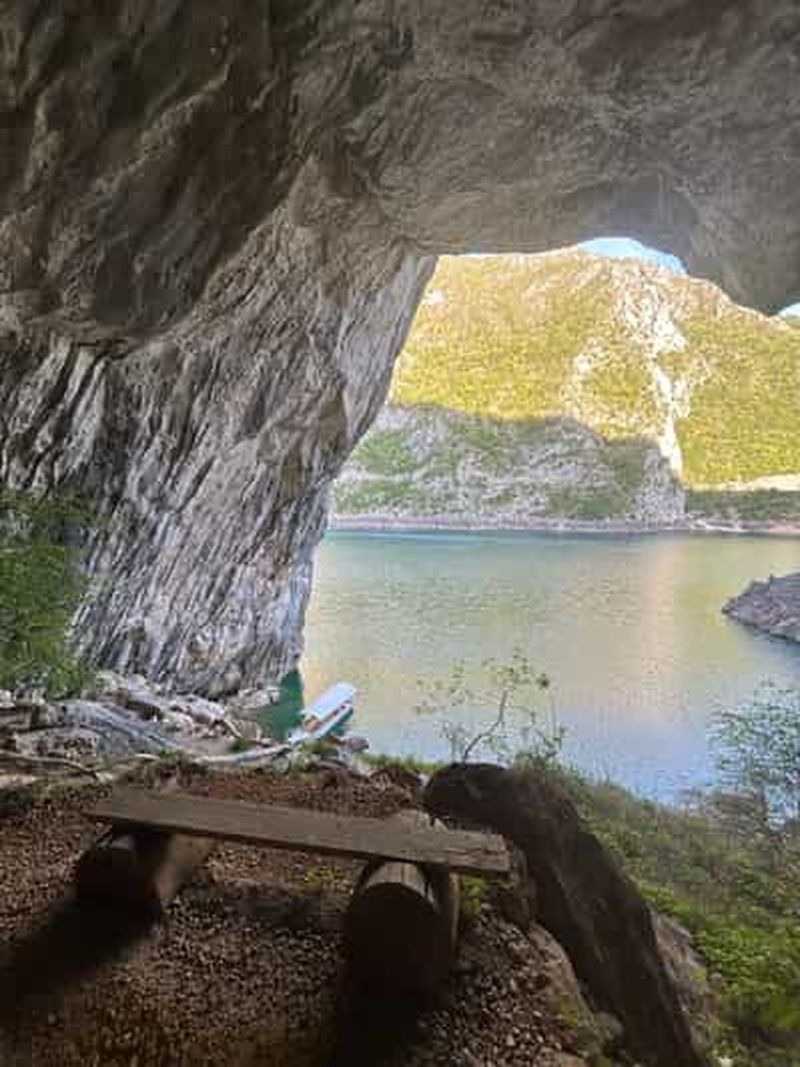 Lac Piva : Croisière dans la grotte d'Oteša avec barbecue en option