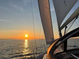 Naviguez au coucher du soleil sur le lac de Constance