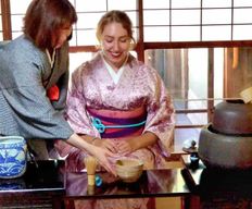 Kyoto : Cérémonie du thé à la table dans un Kyo-Machiya