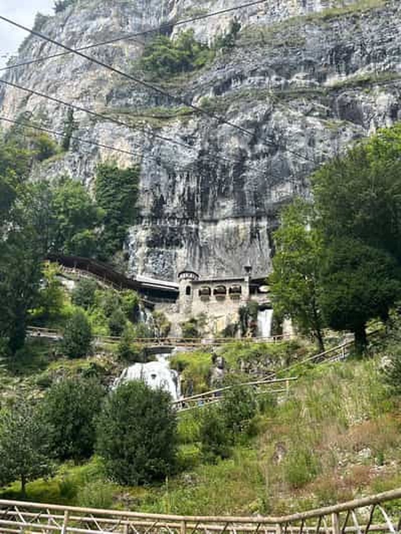 Le mont Pilate, les gorges de l'Aar et les grottes de Saint-Beatus. Grottes de Saint-Béat. Visite privée en voiture