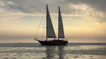 Fuerteventura : Excursion en bateau au coucher du soleil avec DJ, nourriture et boissons