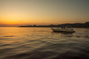 Bonifacio : tour en bateau avec apéritif dînatoire au coucher du soleil