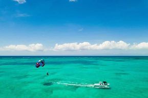 Grace Bay : Aventure en parachute ascensionnel au-dessus de Grace Bay