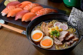 Tokyo : cours de cuisine de sushis et de ramen avec accord mets-saké