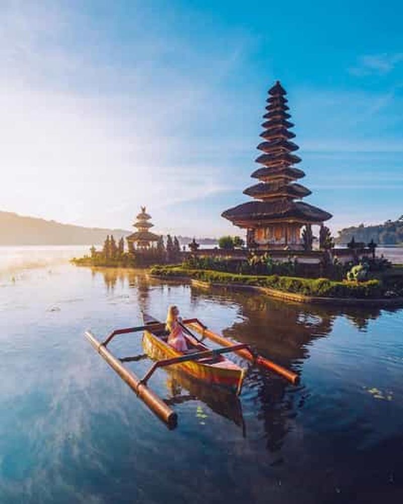 Nord de Bali : Dauphin, temple Ulun Danu et cascade de Banyumala