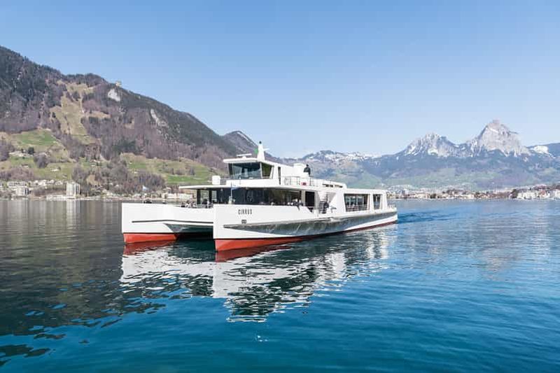 Lucerne : Croisière aller-retour en catamaran sur le lac des Quatre-Cantons