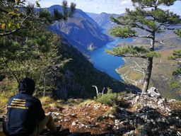 De Belgrade : Parc national de Tara, rivière Drina et maison sur la Drina