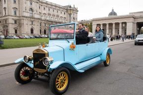 Visite du marché de Pâques et des temps forts de la ville en voiture de collection