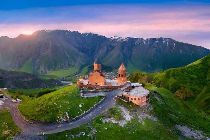 Tbilissi : visite de Kazbegi, Ananuri, Zhinvali et Gudauri, avec dépôt sur place