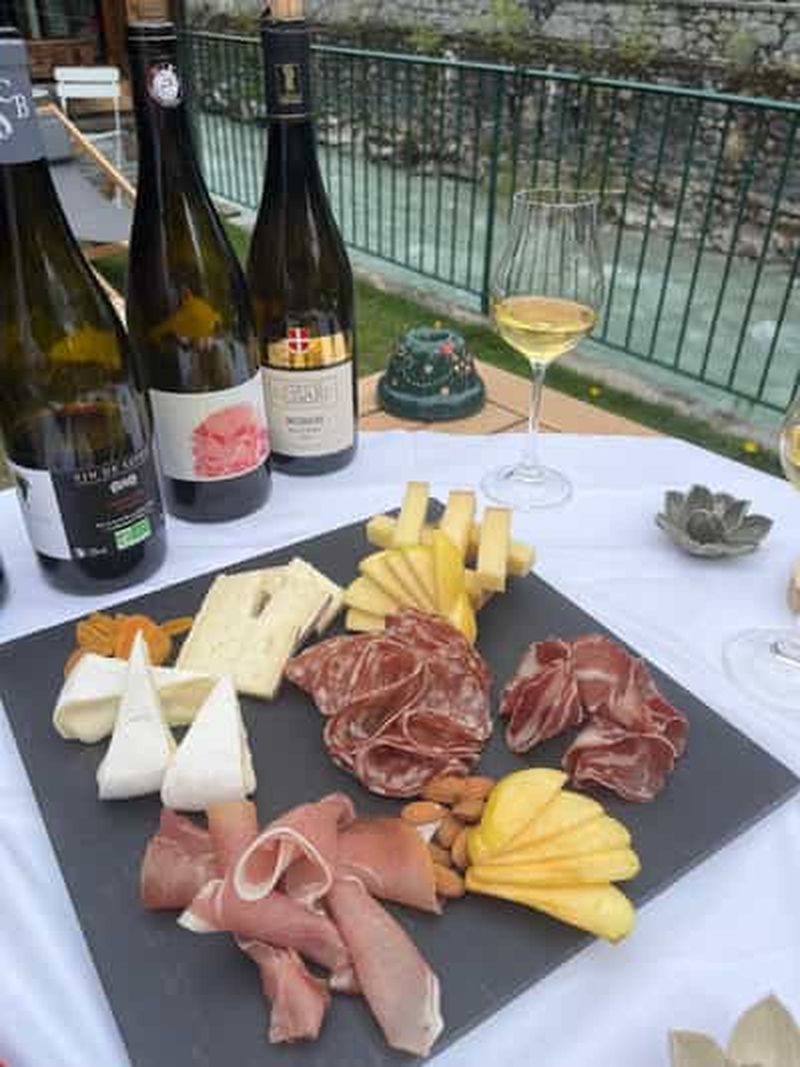 Dégustation de vin après-ski avec fromages et charcuterie locaux.