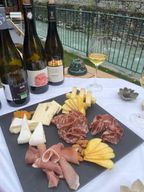 Dégustation de vin après-ski avec fromages et charcuterie locaux.