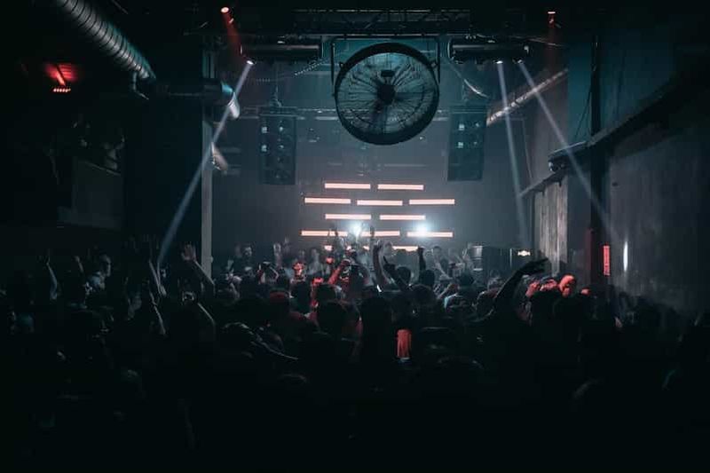 Rome : Expérience VIP de la vie nocturne avec Open Bar et visite en bus