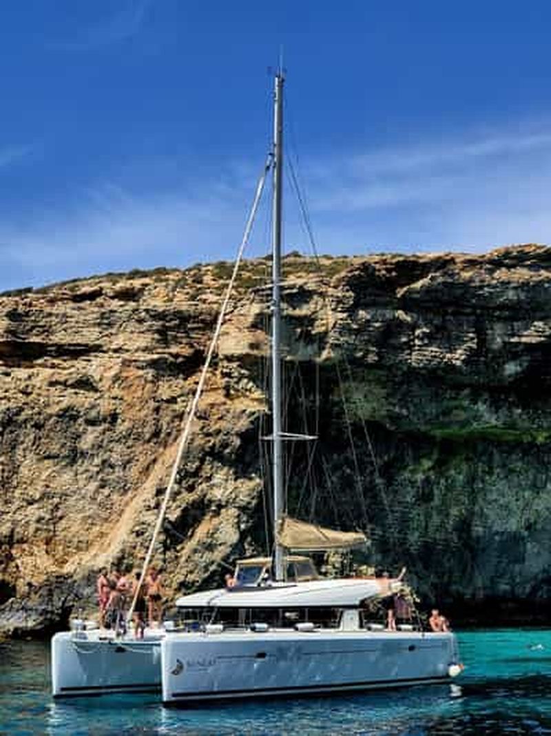 Baie de Saint-Paul : excursion panoramique d'une demi-journée en catamaran avec boissons
