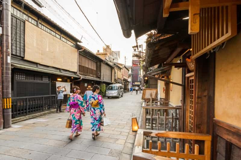 Promenade nocturne à Gion : Le quartier des geishas de Kyoto