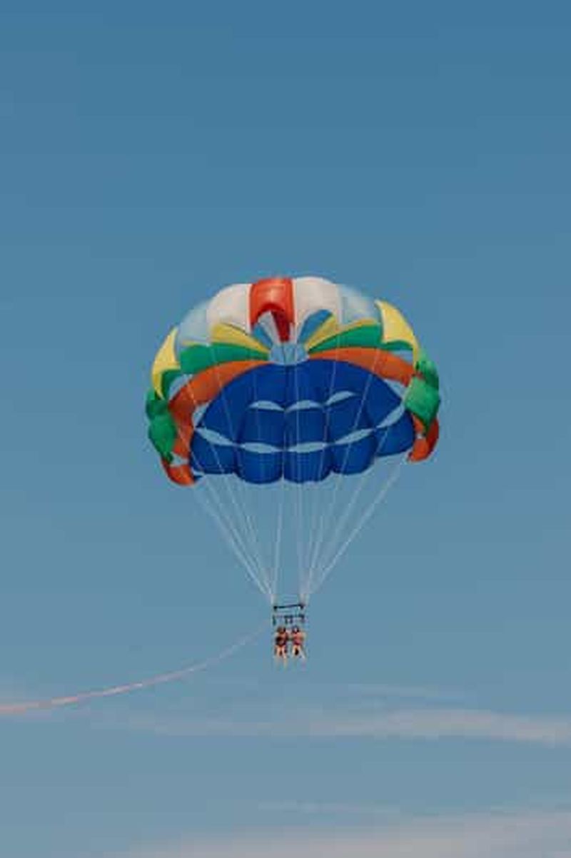 Port-de-Poupon : expérience de parachute ascensionnel au-dessus du golfe d'Ajaccio