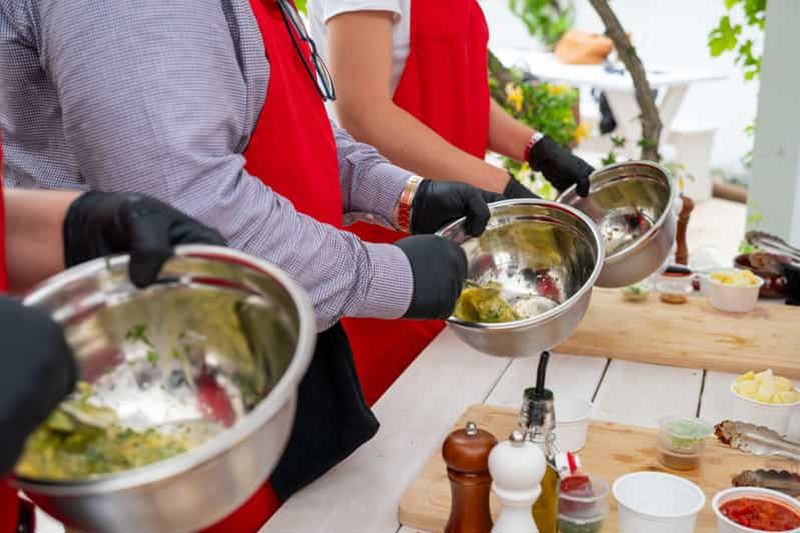 Santorin : Cours de cuisine avec déjeuner et dégustation de vin