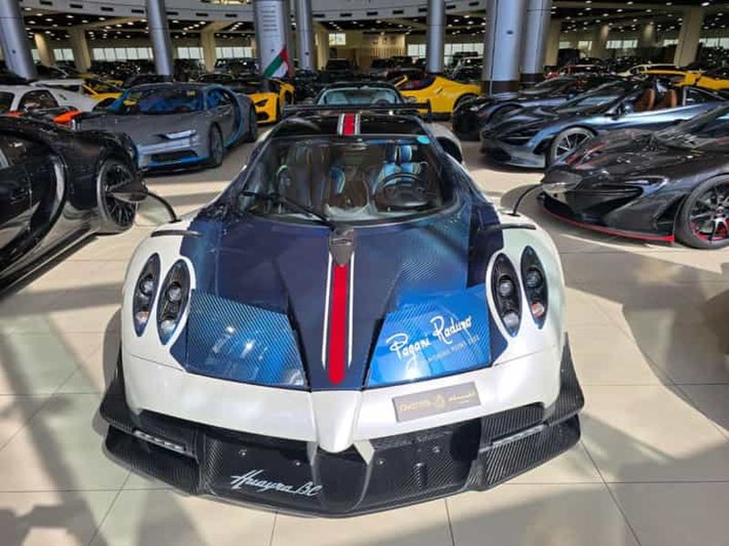 Dubaï : visite des showrooms de voitures de luxe avec retour au Dubai Mall