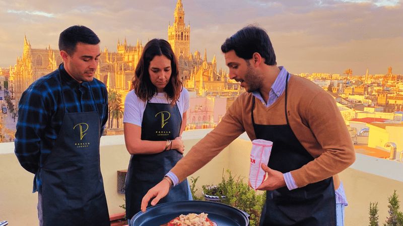 Séville : cours de cuisine de paella et 30 minutes de questions-réponses avec un expert local
