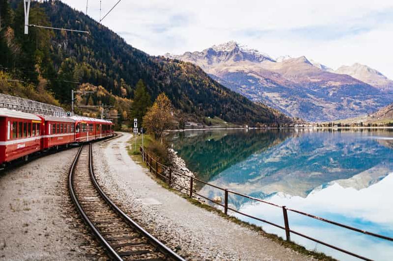 Depuis Milan : Croisière sur le lac de Côme, St. Moritz et train rouge de la Bernina