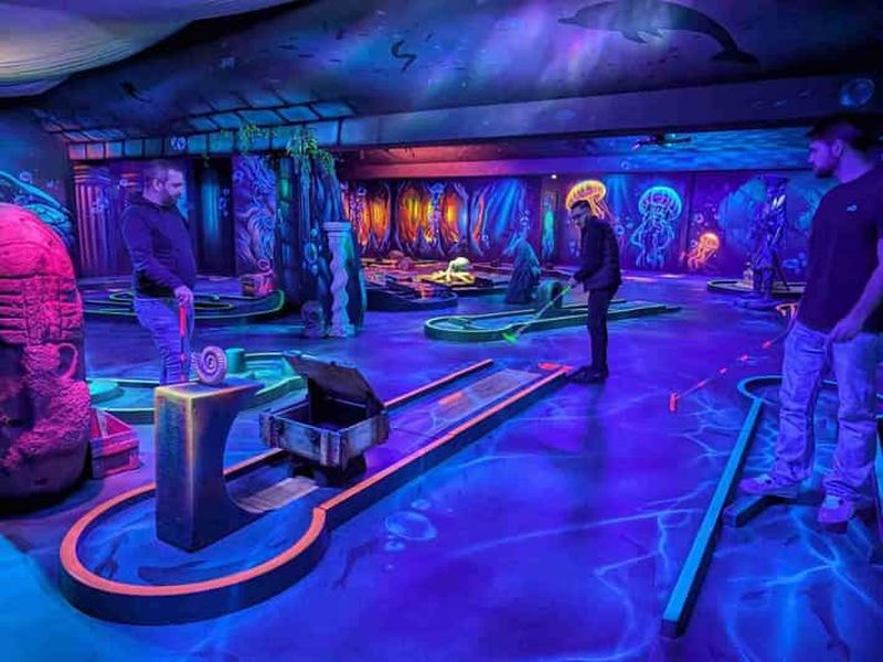 Paris : expérience unique de minigolf fluorescent près de Bercy